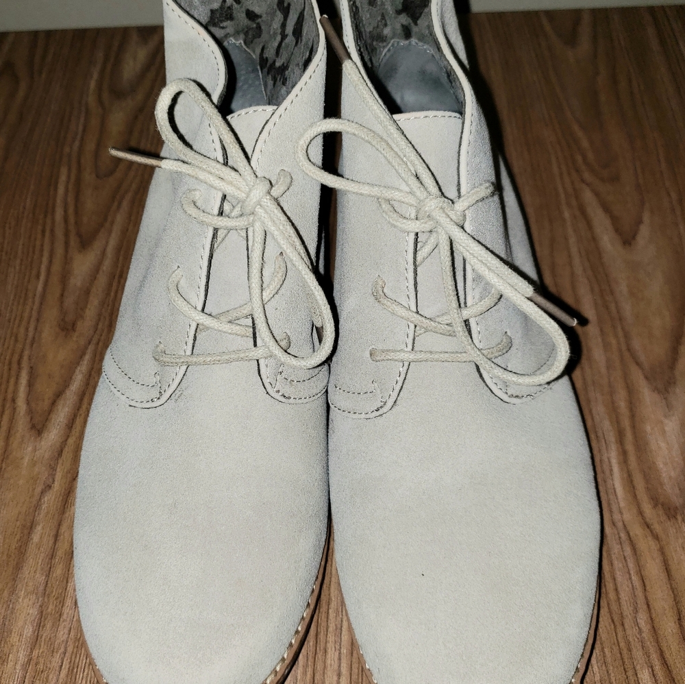 White Mountain female boot size 6